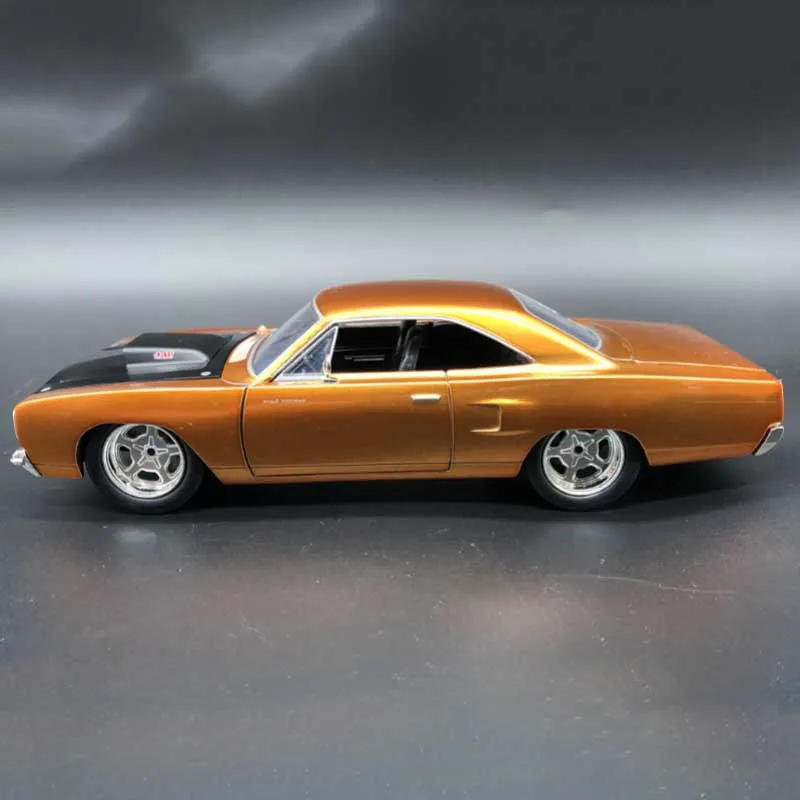 Коллекция 1/24 года американский автомобиль с мускулами Plymouth GTX модель автомобиля