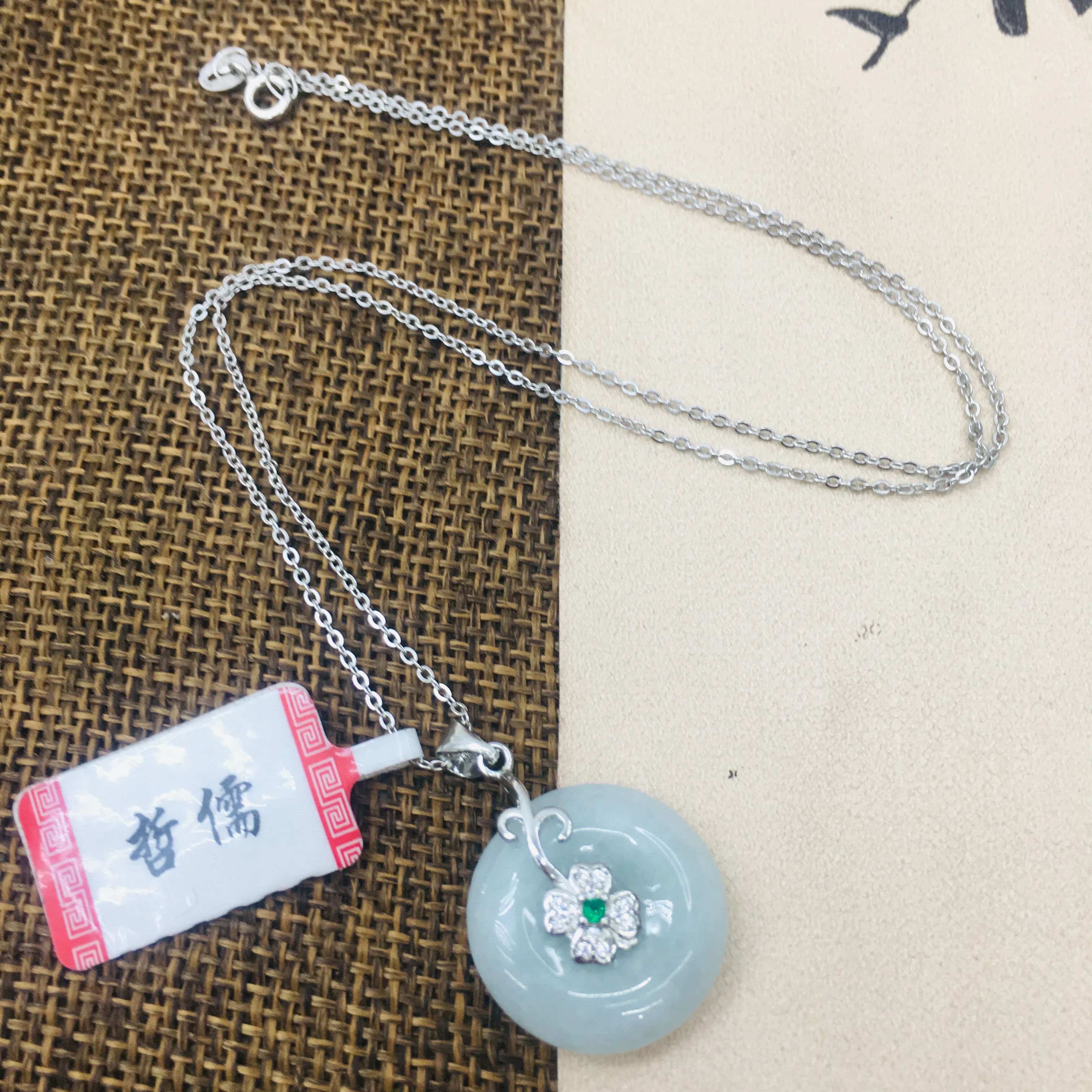 Подвеска-пончик с натуральным бирманским ажадеитом Элегантная подвеска-пончик