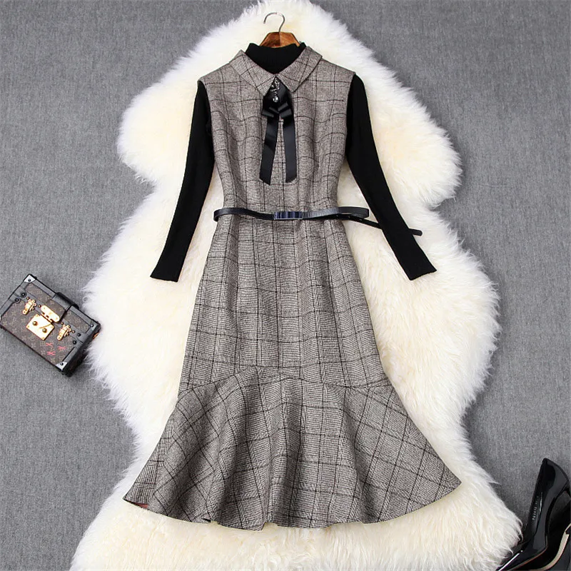 Женское трикотажное платье черное с длинным рукавом и клетчатым подолом