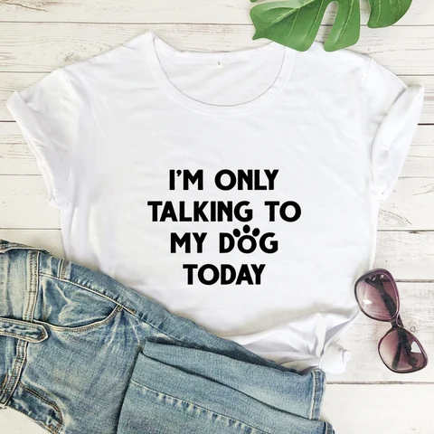 Футболка женская с коротким рукавом и принтом «Я только разговариваю с собакой сегодня»