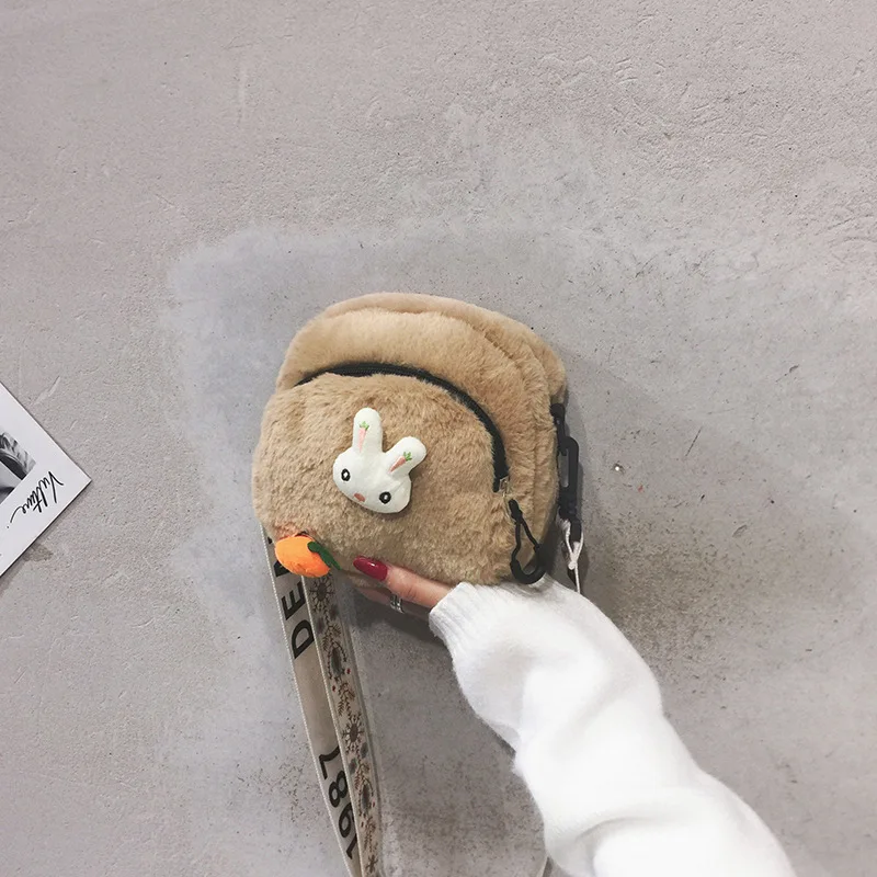 Женская сумка-мессенджер на плечо новинка 2020 осенняя и зимняя меховая маленькая