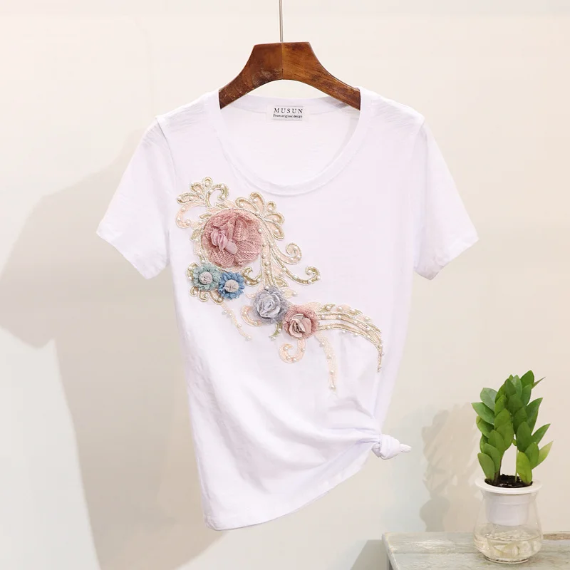 Летний модный женский комплект белая футболка с аппликацией из бисера + потертые