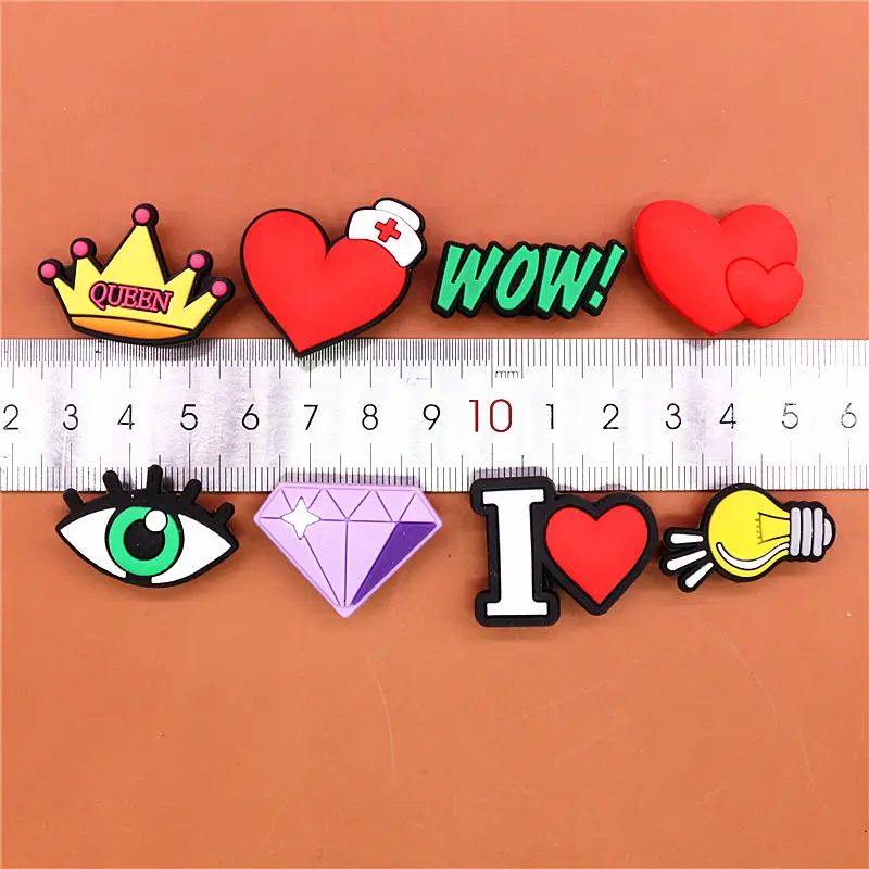 Freeshipping 1pcs Heart-shaped Shoe Charms Queen Green Eyes WOW Shoes Accessories Decoration Fit Croc Jibz Party Kids Gifts U238