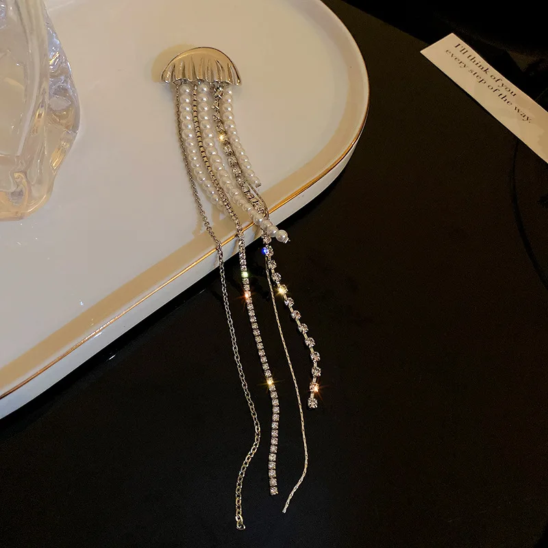 Брошь "Медуза" с кристаллами, жемчугом и кисточкой - модный аксессуар для женских костюмов на вечеринки оптом.