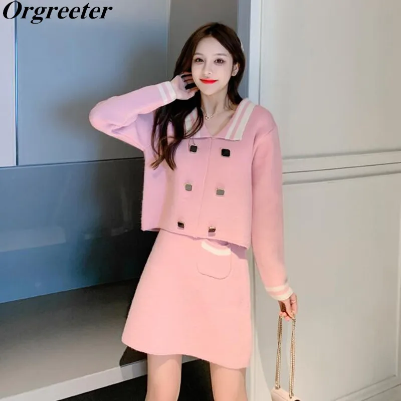 

Женский трикотажный костюм в стиле преппи, комплект из двух предметов, двубортный топ с отворотом и длинным рукавом, короткая юбка, розовый/...