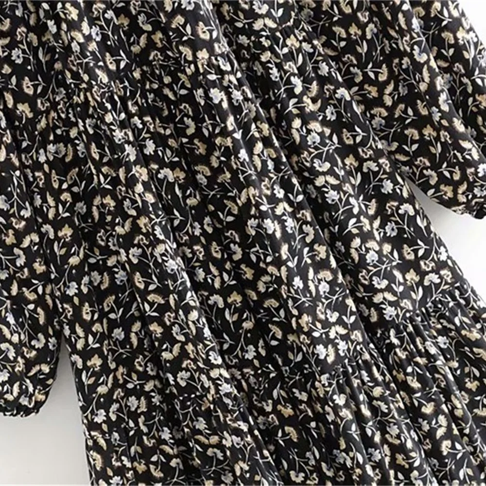 Женское плиссированное платье миди свободное с декоративной отделкой и принтом