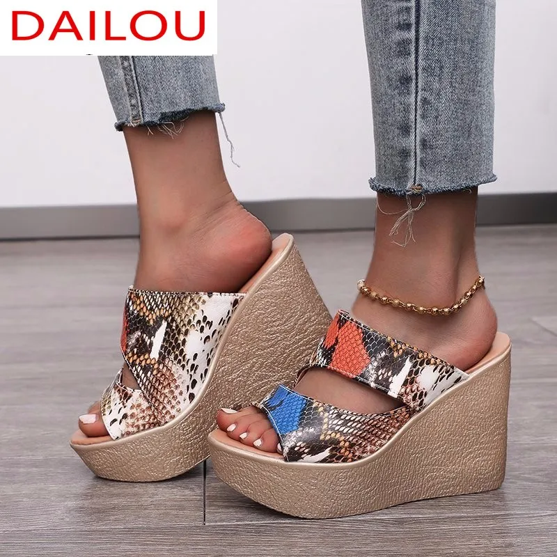 

Летние женские шлепанцы, новинка 2021, повседневная женская обувь на танкетке с открытым носком, женская обувь на платформе, модные уличные пл...