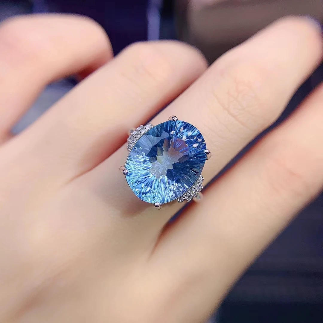 Женское кольцо из серебра 925 пробы с овальным голубым топазом