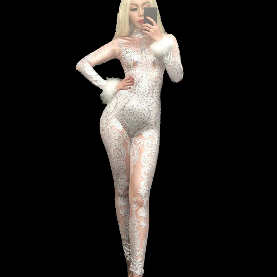 Сексуальный белый кружевной боди со стразами и перьями женский комбинезон для