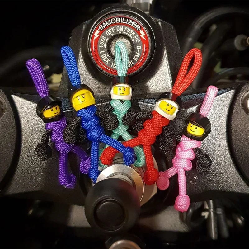 2021New строительный блок Кукла с улыбкой Игрушки Брелки байкерские шлем кулон