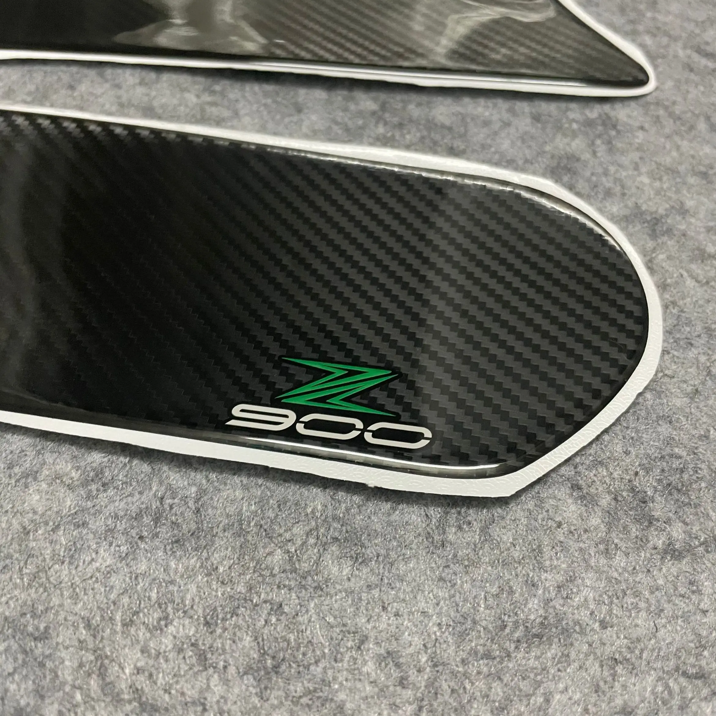 

For kawaski Z900 2017-2021 Z 900 Motorcycle Fuel tank Rubber Sticker Protector Sheath Knee Tank pad Grip Decal Anti-slip