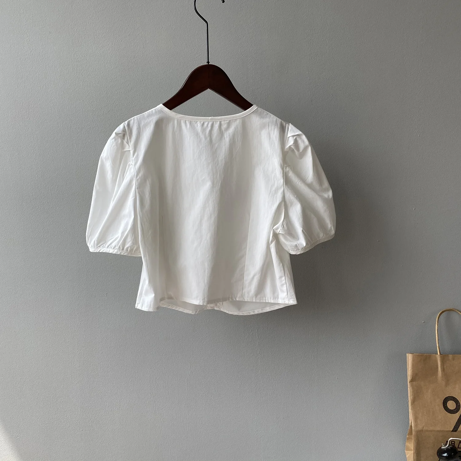 

COZOK V-neck Shirt Female 2021 Summer New Korean Style Short Sleeve Zipper Pleated Bubble Sleeve Top 3101