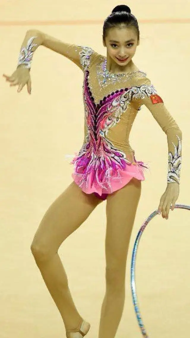 Пинкбатон, кручение, катание на коньках, танцы majorette outfit1