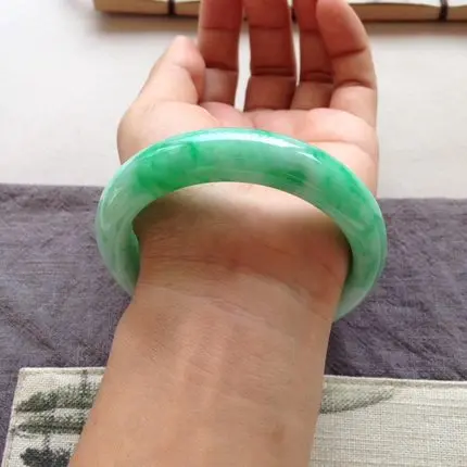 Бесплатный сертификат натуральный бирманский нефрит класс зеленый 54 мм-62 мм