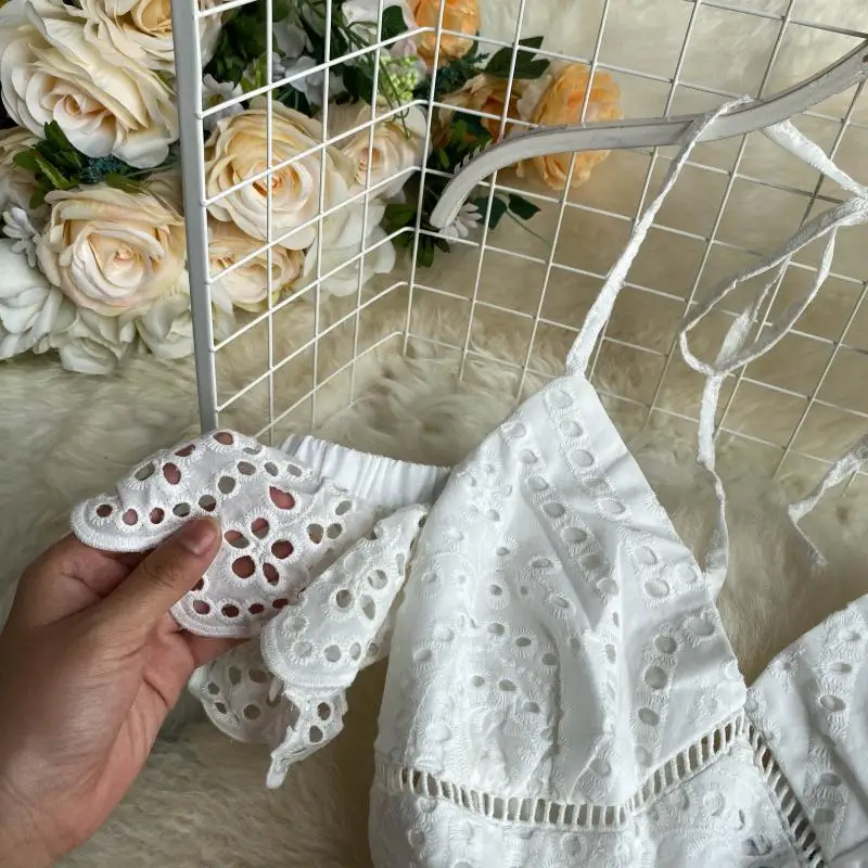 Женское кружевное платье с открытыми плечами белое ажурное мини-платье