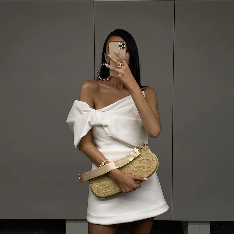 

Мини-платье с бантом и открытыми плечами, на молнии сзади