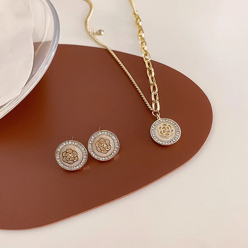 

South Korea east gate camellia necklace round card pendant collarbone chain personality design web celebrity choker fashion chok