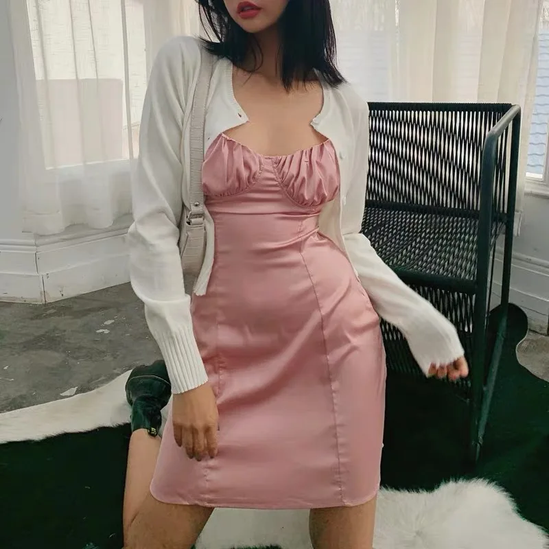 Женское атласное платье трапеция без рукавов фиолетовое с открытыми плечами и