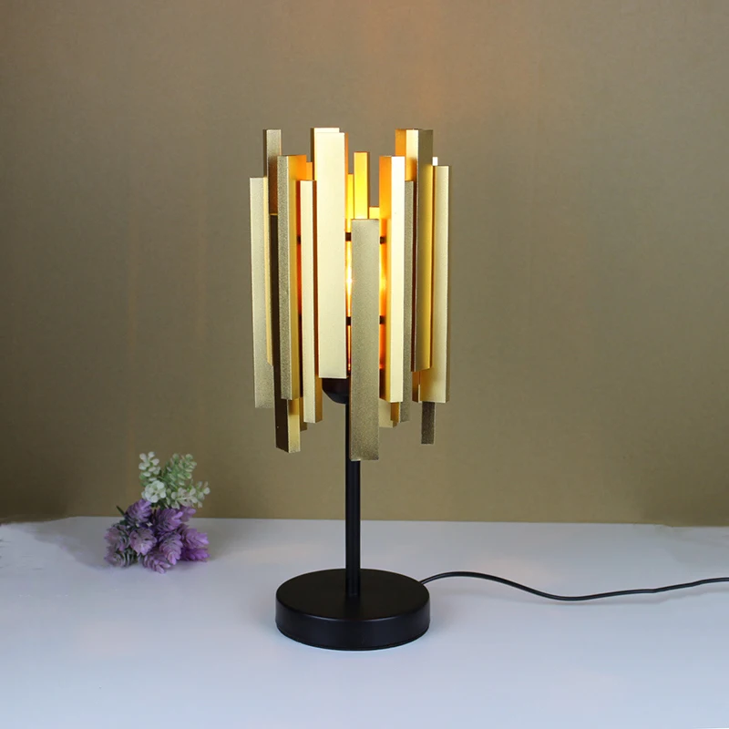 

Американская настольная лампа постмодерн в скандинавском стиле для спальни Кабинета креативная Маленькая ночная лампа дизайнерская Персо...