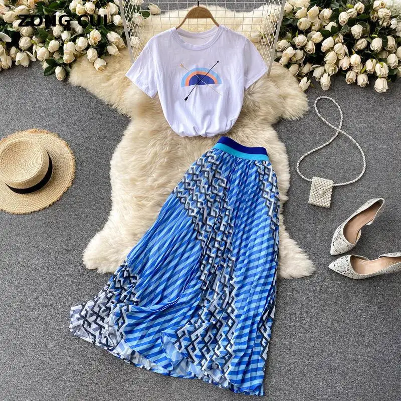 

Женский праздничный костюм, белая хлопковая футболка с коротким рукавом и принтом + шифоновая синяя плиссированная юбка макси в полоску, ко...