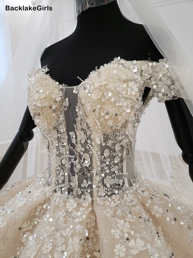 Свадебное платье в богемном стиле с объемным цветком бохо открытыми плечами