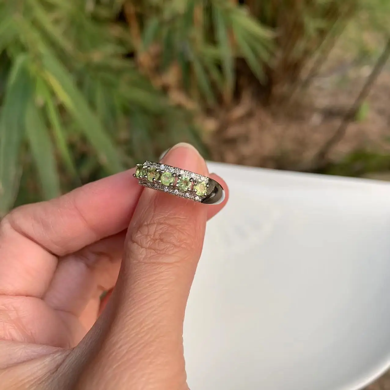 

Женское кольцо из натурального перидота