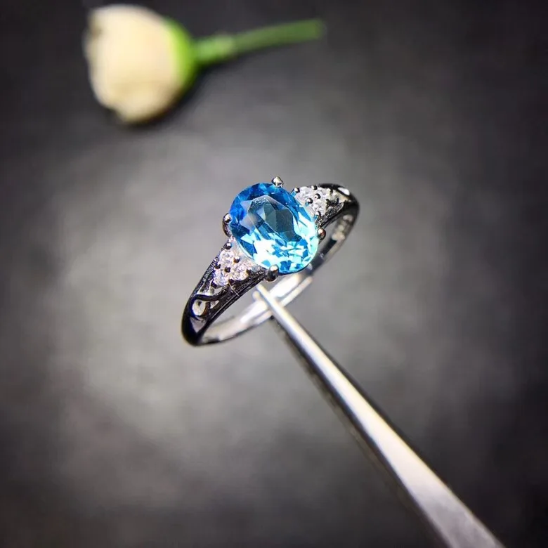 Женское кольцо с натуральным голубым топазом ювелирное изделие из серебра 6*8 мм