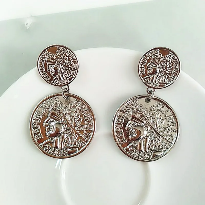 Золотые серьги Стад Серьги в виде монет металла с геометрическим узором