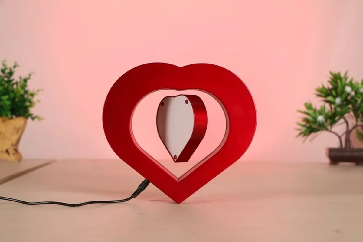 

2021 Christmas gift Heart shape magnetic floating photo frame, high tech levitating picture photo frame