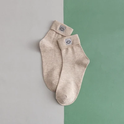 light khaki Милые хлопковые женские носки с вышитым квадратным лицом новые милые высококачественные носки с улыбающимся лицом осенние модные носки с героями мультфильмов - Цвет: light khaki