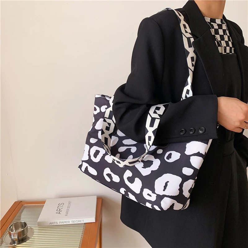 

Модная вместительная женская сумка-тоут из высококачественной ткани, новинка 2021, сумка на одно плечо в Западном ретро-стиле, роскошная женс...