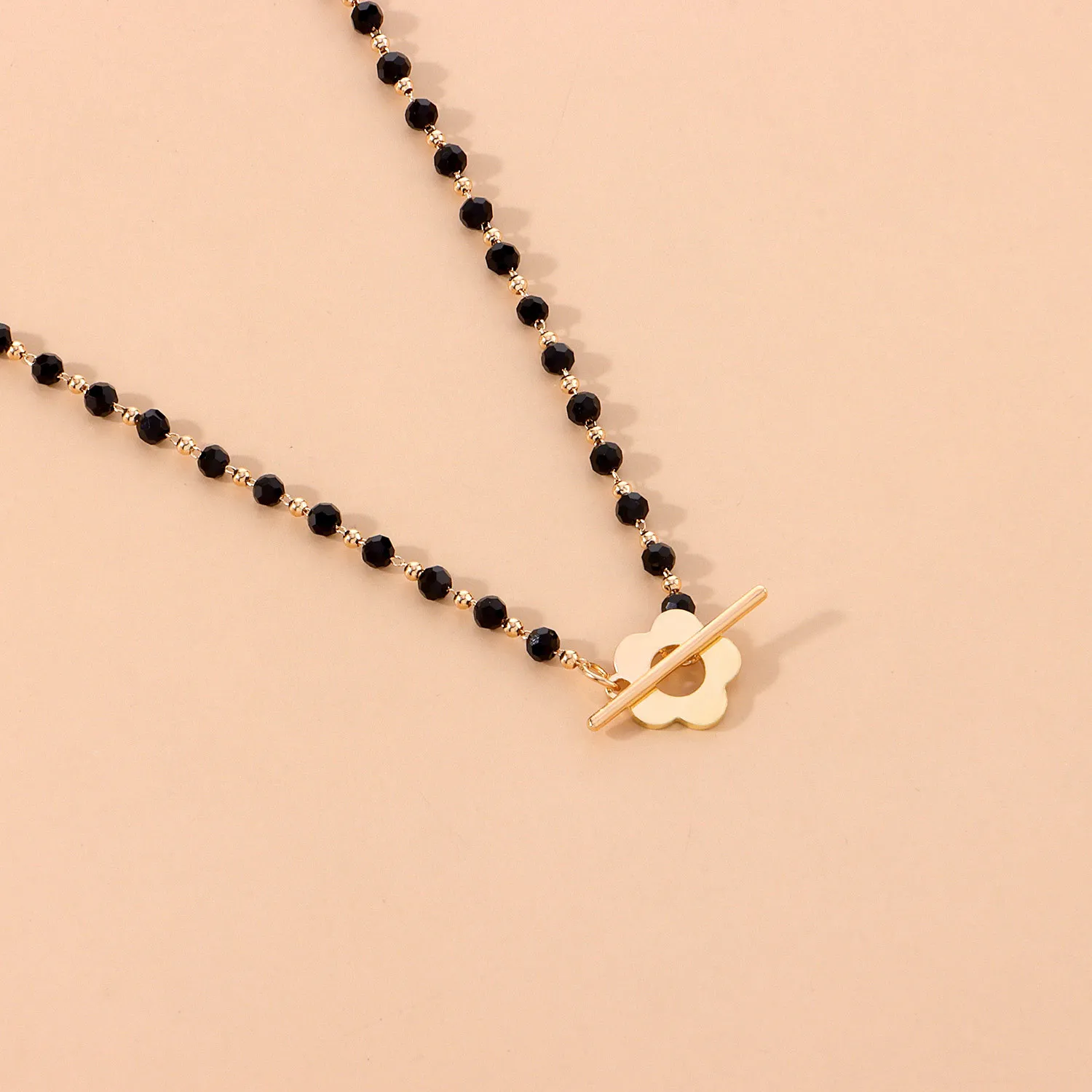 

Fashion Black Crystal Beads Choker Clavicle Necklace Simple Buckle Short Flower Necklace for Women Bohemian Female Jewelry