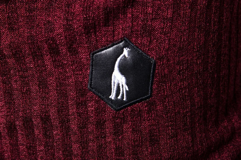 Мужская толстовка с капюшоном черная однотонная Приталенная вышивкой на