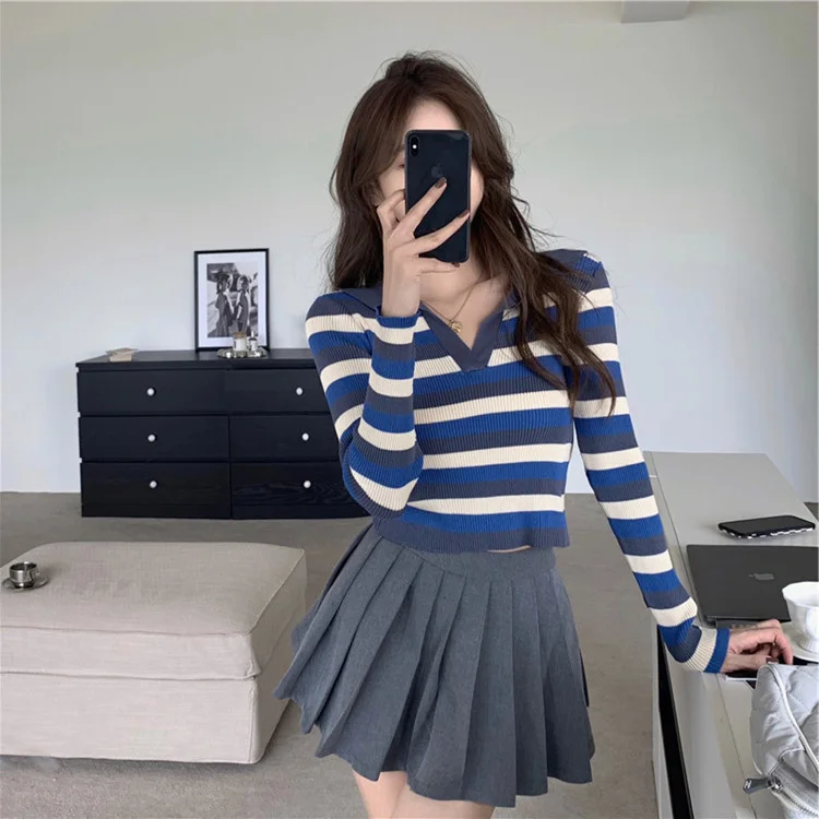 

Autumn and Winter 2021 New Long Sleeve Stitching V-neck Slim Fitting Bottomed Shirt, Small Crowd with Short Striped T-shirt,
