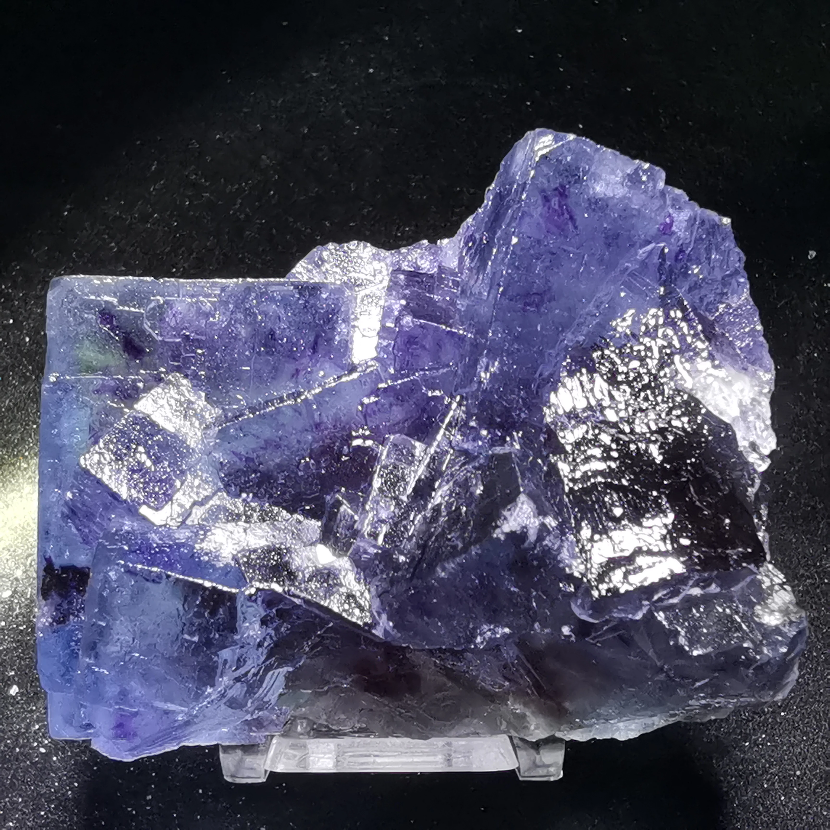 

121gNatural dark purple fluorite, crystal mineral specimen