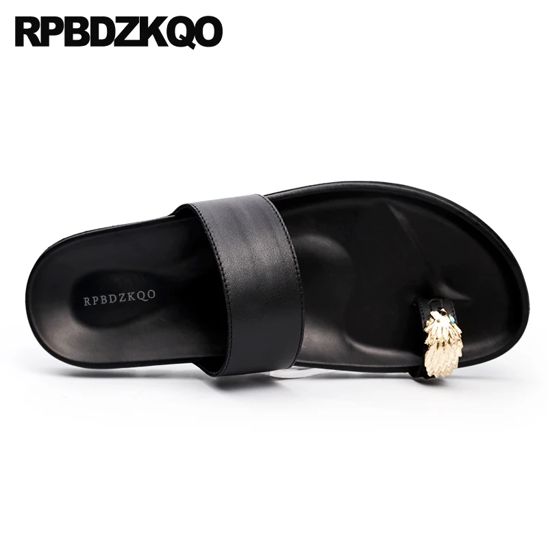 Шлепанцы без задника с открытыми пальцами металлическими известный бренд