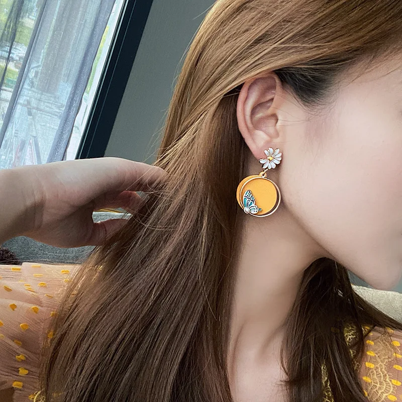Женские эмалированные милые серьги в виде маргариток бабочек цветов круглые