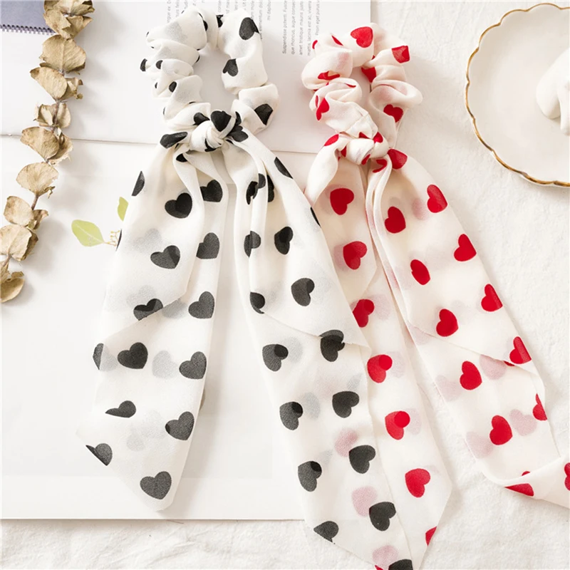 Персикового цвета с принтом в виде сердечек атласным бантом и длинной лентой