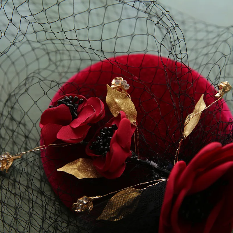 Оригинальный дизайн бордовые Свадебные шляпы с вуалью и цветочным украшением