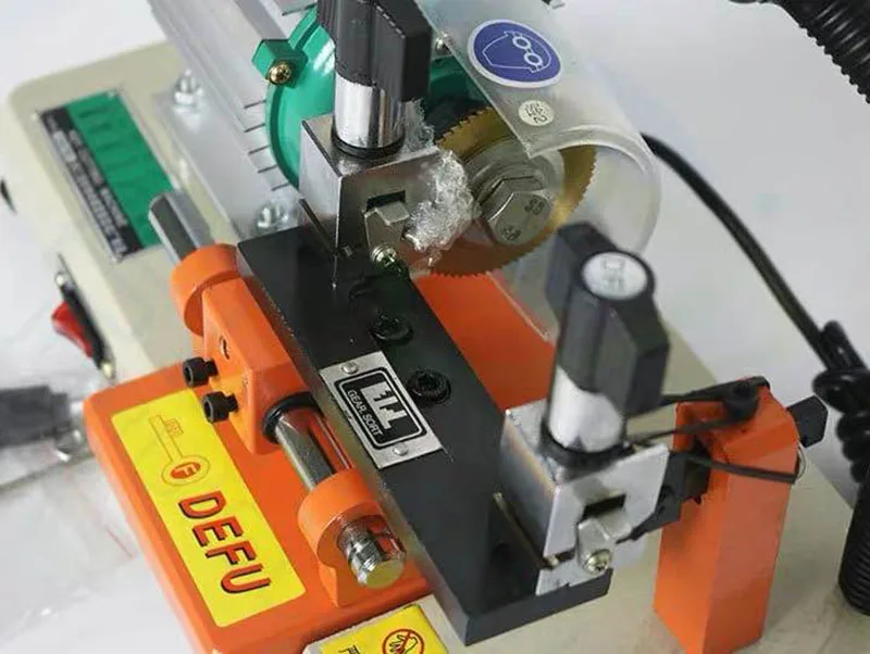 Копировально фрезерный станок для обработки замочных ключей дублированной