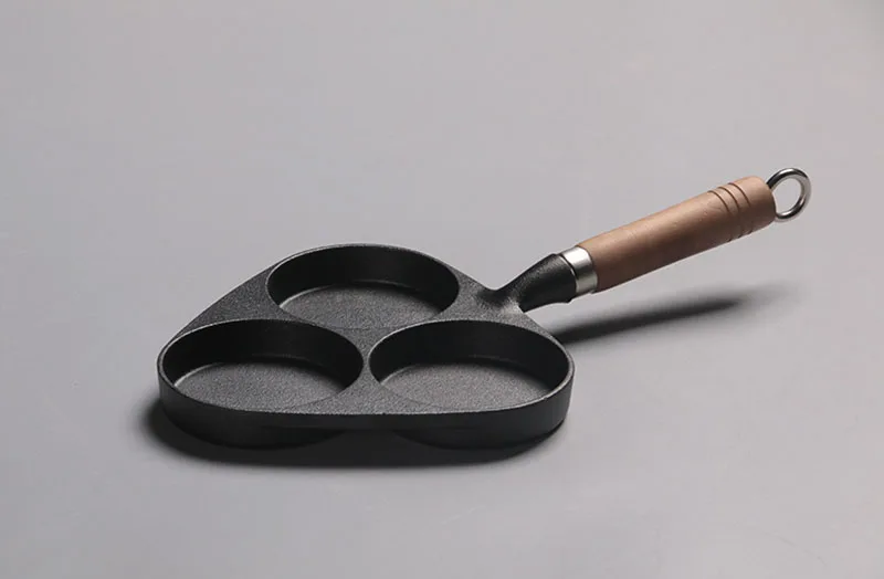 

Сковорода чугунная антипригарная с тремя отверстиями и деревянной ручкой