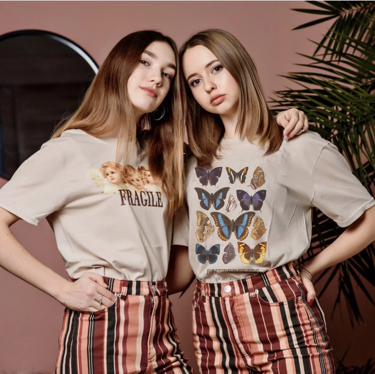 Boho Inspired бежевые с бабочками графические футболки для женщин вырез лодочкой