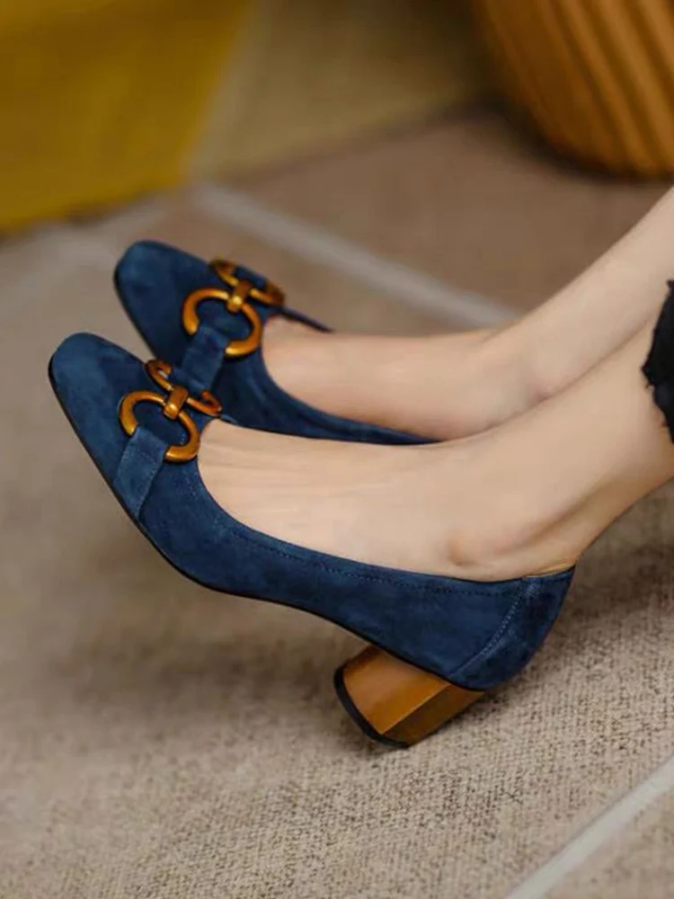 

Женские замшевые туфли-лодочки на массивном каблуке, с цепочкой и квадратным носком, размеры 34-39, для летнего сезона 2022