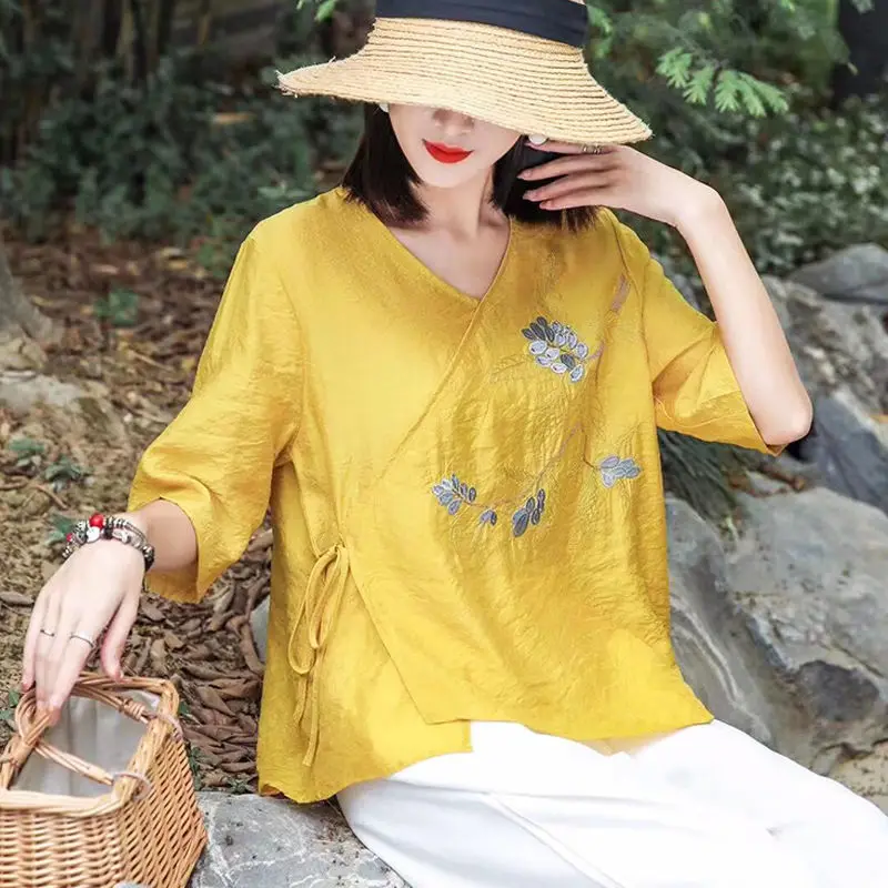 

Женская блузка с цветочной вышивкой, асимметричная Свободная Повседневная блузка из хлопка и льна, с V-образным вырезом и коротким рукавом, ...