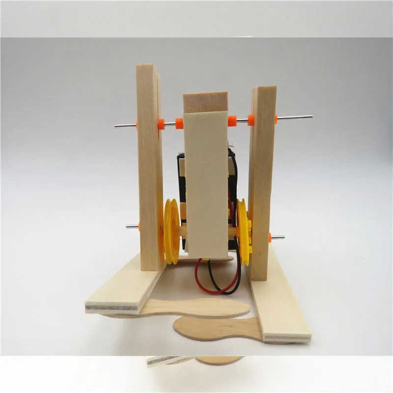 Студенты делают Diy ручной робот ходьба научный экспериментальная электронная