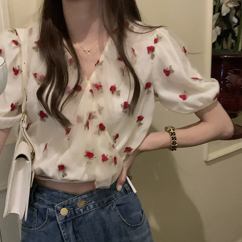 Женская шифоновая рубашка с коротким рукавом V-образным вырезом и вышивкой розы |
