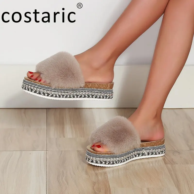 

Женские меховые шлепанцы на платформе 4,5 см, новая уличная элегантная женская обувь и сандалии, винтажные шлепанцы на толстой подошве с откр...