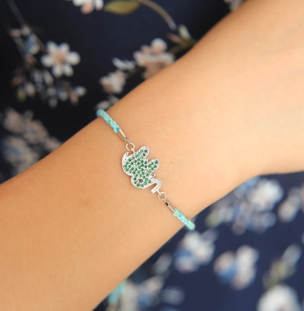 Женский браслет с кисточками элегантный ручной работы зелеными кристаллами в