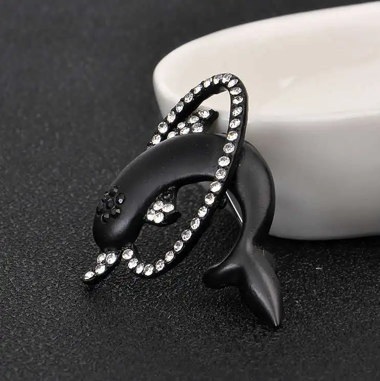 Яркая и свежая черная брошь в форме дельфина для мужчин женщин свадебная милая