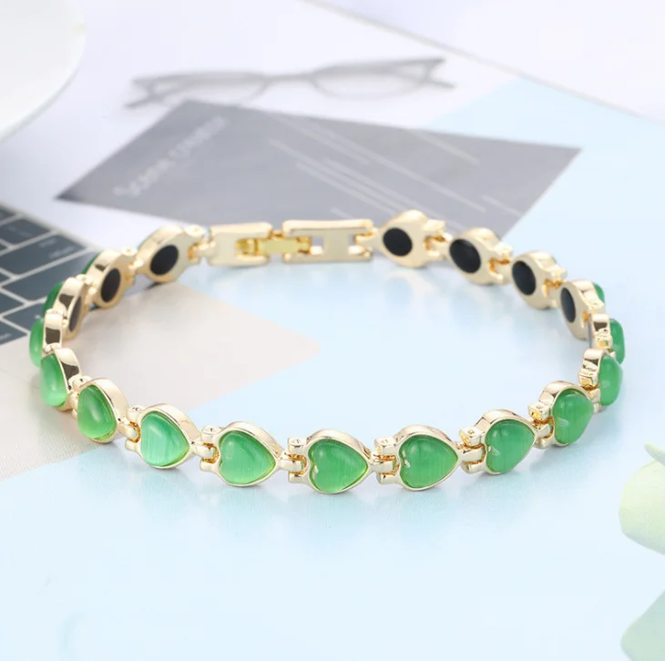 Браслет с персиковым сердечком и золотым покрытием |